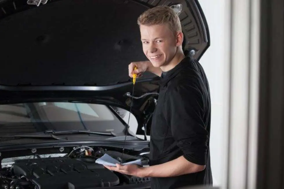 Auszubildender zum Karosserie- und Fahrzeugbaumechaniker (m/w/d) Stellenanzeige