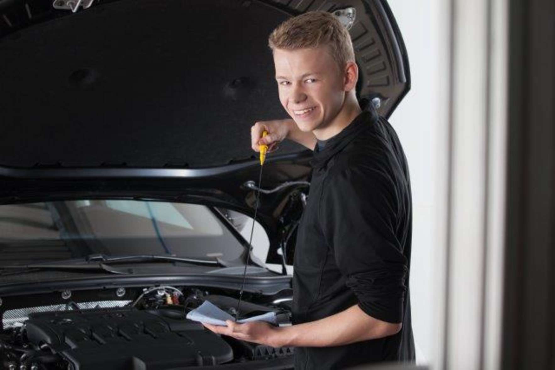 Auszubildender zum KFZ-Mechatroniker (m/w/d) Stellenanzeige Auszubildender zum KFZ-Mechatroniker (m/w/d) Stellenanzeige